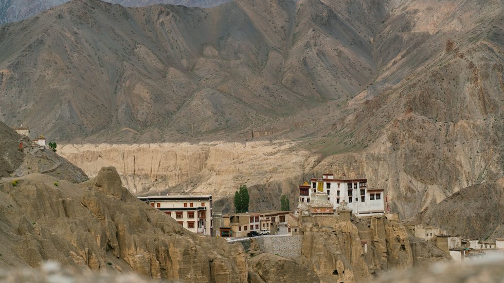 郎木寺格尔底寺与纳摩峡谷溪流徒步
