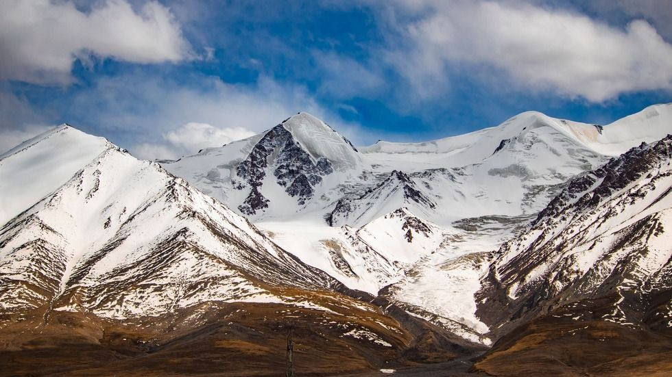 塔公草原木雅金塔与雅拉雪山经典同框,藏式金塔前景雪山背景