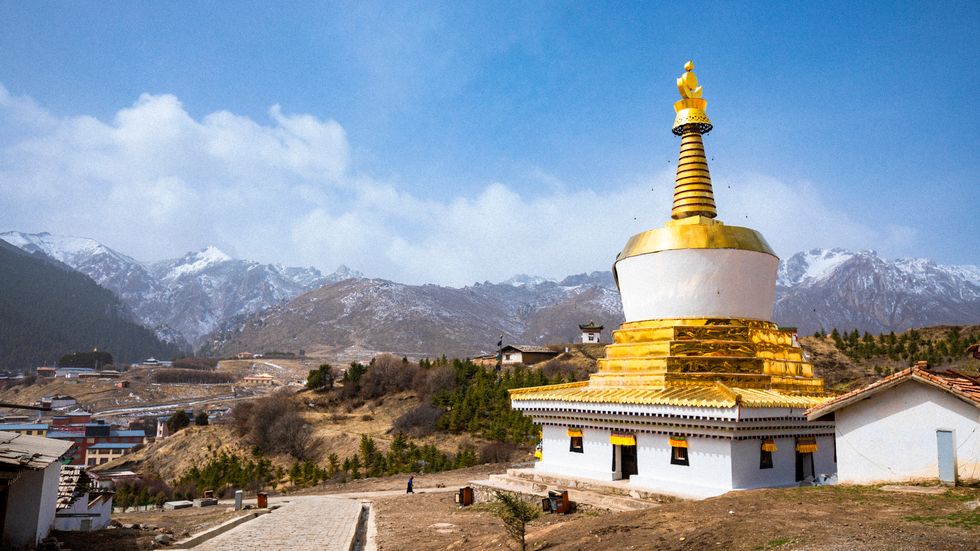 稻城亚丁三座神峰雪山与金色草原秋季景观